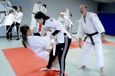 Ole Bøgh Jensen (t.h.), formand for Herning Judo & Jiu-Jitsu Klub, er klar til også at tage en kamp med bestyrelsen for Sportscenter Hernng efter fyringen af sportscentrets chef Kai Lodahl. En fyring, judo-formanden kalder »uanstændig« og »økonomisk uansvarlig«. Billedet er fra et åben skole-arrangement i klubben. Foto: Henrik Ole Jensen