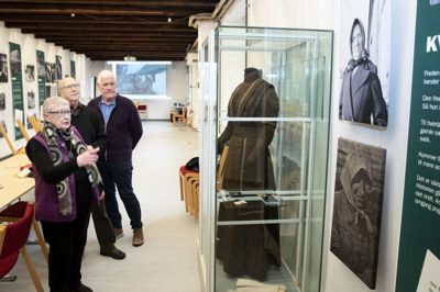 I foredragssalen i Historiens Hus i Museumsgade kan man for tiden se en udstilling om eneboeren Ane Marie Laursen. Her betragter folkene bag udstillingen - fra venstre Helen Jensen, Jørn Jensen og Reinar Schrøder - en montre med en kjole, som Ane Marie Laursen fik i fødselsdagsgave. Det var ikke den beklædning, hun normalt gik i, når hun passede køer på sit lille husmandssted i Barslund ved Grove. Foto: Tom Laursen
