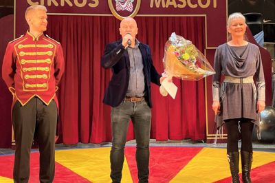 Cirkus Mascot er for 25. gang i herningCentret for at underholde, og derfor gik centerchef Kim Lauritsen i manegen for at overrække en buket blomster til de to cirkusdirektører Marianne og Daniel Deleuran. Foto: PR-foto