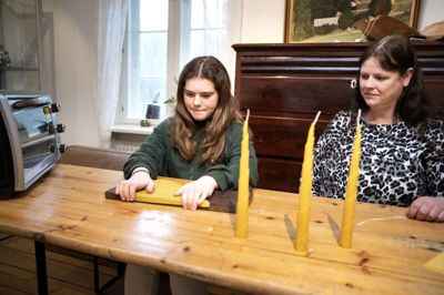 Mathilde Bjerregaard bor i Kolding-området og har før været frivillig på Vester Palsgaard Skovmuseum. Her sidder hun sammen Rikke Thykjær. Foto: Tom Laursen