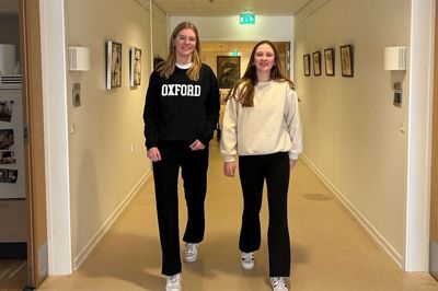 Sara Pedersen fra Skjern (t.v.) og Sara Faurby fra Ringkøbing bliver nogle af de første til at få glæde af Ringkøbing-Skjern Kommunes nye tilbud til unge om at få løn under deres uddannelse til social- og sundhedsassistenter. Foto: Privatfoto