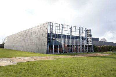 Undertøjs-producenten JBS har fået ødelagt sin afskærmning, der vender ud mod Viborgvej. Der er tale om en stormskade forårsaget af orkanen Malik, der ramte Herning lørdag 29. januar. Foto: tom Laursen