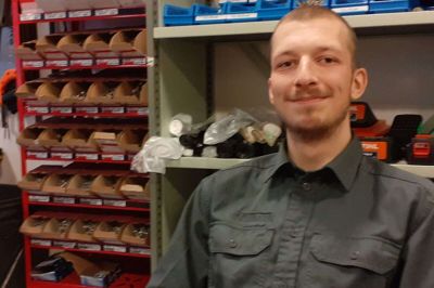 Fyringer på FGU Midt-Vest førte til, at Nikolaj Sørensen Dyhr ikke kunne få hjælp fra sin vejleder, da hans plan om at starte på en uddannelse røg i vasken. Nikolaj Sørensen Dyhr var så heldig, at han kan fortsætte som pedel-assistent på Brændgårdskolen. Foto: Jesper Wind