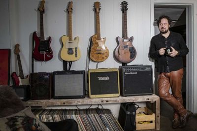 Mike Hecchi har spillet i et utal af bands i Silkeborg, men nu gælder det i høj grad Liga Latina, hvor han og de fire andre musikere i bandet netop nu er i gang med indspilningerne til det andet album. Foto: Martin Ballund