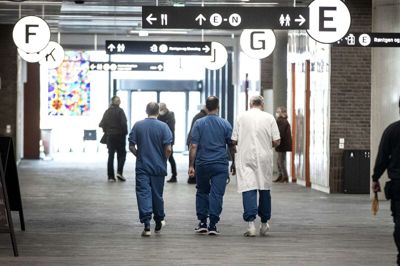 Der er ingen navne på de forskellige sygehusafdelinger i den travle foyer. Her møder patienter og pårørende kun bogstaver, indtil de kommer ud i fløjene, hvor vejvisningen frem til det rigtige sted og den rigtige etage bliver mere tydelig. FOto: Tom Laursen