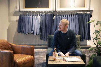 Butikschef Martin Jensen oplever, at kunderne er meget bedre oplyste, når de kommer ind i butikken.- De har allerede en ide om, hvad de gerne vil købe, og så er det vores opgave at sammenkoble det med vores sortiment, forklarer han. Foto: Malene Tswai