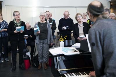 Koret Hellesang har eksisteret i snart 10 år, men Henrik Tjagvad er en af de nye korledere. Foto: Malene TSWAI