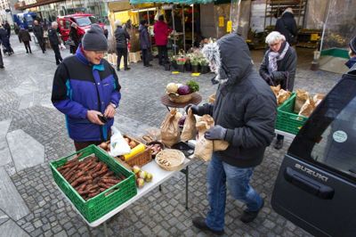 Der er dårlig plads til trehjulede cykler i cykelstativet foran biblioteket (bagerst i fotoet), når der tirsdage er torvehandel, skriver de to læserbrevsskribenter. Foto: Tom Laursen