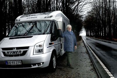 Conny Østergård Madsen har anskaffet sig en autocamper og er klar til at trille på arbejde i den. Hun har fået et vikariat på friskolen i Velling og vil være den rullende vikar, som slår sig ned, hvor der er pædagogjob. I første omgang gælder det Velling, hvor hun er de næste fire måneder. foto: Henrik Ole Jensen