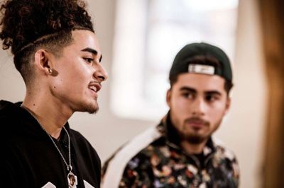 Malik og Deniz Tanis - eller Lorenzo og Charlo som de hedder, når de optræder i X Factor - kommer fra Ikast. Men så længe de er med i talentprogrammets liveshows, bor brødrene i København. Foto: Lasse Lagoni / TV 2
