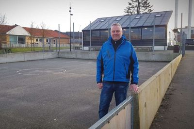 I august 2019 druknede flere af byfestens arrangementer i regn, og derfor besluttede Bording Erhvervsforening at give byen den gave at få overdækket multibanen ved Væksthuset. Men formand Lars Lausten fortæller, at den drøm nu er opgivet. Lovgivningen om nye byggerier eller ændringer af eksisterende konstruktioner er så striks, at den gør projektet alt for dyrt. Blandt andet er den cirka 80 centimeter høje mur rundt om banen tilsyneladende en hindring i tilfælde af brand. Foto: Thomas Vang Nielsen
