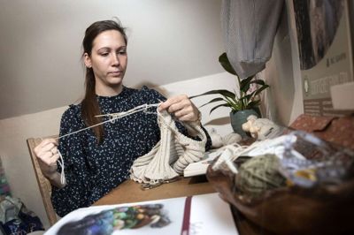 Det er hyggeligt og afslappende at strikke, siger Sabrina Hovgaard Sørensen, som driver netbutik fra sit hjem i Hodsager. Man kan godt spare penge ved at strikke sit eget tøj, men vælger man kvalitetsgarn, så er det dyrere. Til gengæld holder tøjet også langt bedre, end hvis man strikker med billigt garn. foto: Tom Laursen