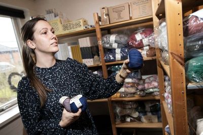 Sabrina Hovgaard Sørensen forhandler produkter fra fire forskellige producenter, og hun sørger altid for at have de mest gængse typer og farver hjemme. Foto: TOm Laursen