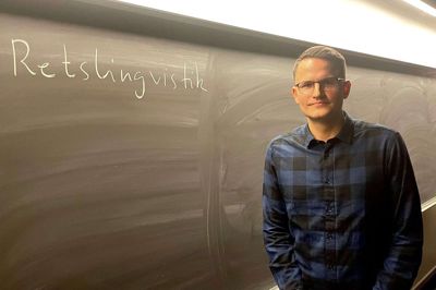 Mads Christiansen fra Aalborg Universitet holdt på Herning Gymnasiums sprogdag et oplæg om retslingvistik, og hvordan sproget kan være med til at afsløre mere om mennesker, end man måske lige går og tænker på. Foto: Martin Hove Thomsen