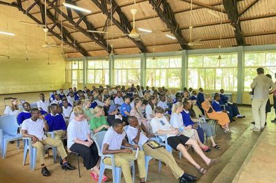 Elever fra Herning Gymnasium fulgte i begyndelsen af februar undervisningen på kostskolen Lutheran Junior Seminary i Morogoro i Tanzania under en studietur til landet. Foto: Privatfoto