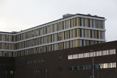 En stormskade på taget af Regionshospital Gødstrup lod regnvandet komme ind på den øverste etage, men ellers er hospitalet sluppet nådigt fra den seneste tids regn- og stormfulde vejr. Foto: Henrik Ole Jensen