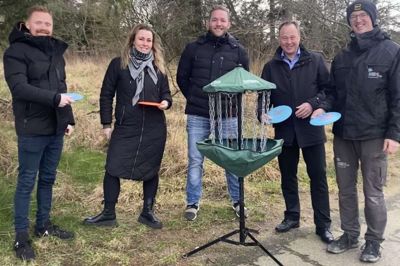 På billedet er det personer fra den arbejdsgruppe, der siden borgermødet i september blev nedsat for at kigge på mulighederne for en discgolfbane i Videbæk. Fra venstre er det Kasper Toftgaard Heede, Trine og Brian Garner, Svend Erik Steffensen og Kim Engrob Bøndergaard. Foto: Privatfoto