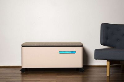 UV Bench af Kasper Salto og Efsen UV & EB Technology. Under corona-krisen opstod der pludselig en række nye behov for at kunne desinficere ting, som mange rører ved. For eksempel blev det pålagt pædagoger at vaske legetøjet på daginstitutionerne, og det var et tidskrævende arbejde, som tog fokus fra samværet med børnene. UV-lys er inden for medicinalindustrien og sundhedsvæsenet i mange år blevet anvendt til netop at desinficere, og bare 10 sekunder i et UV-lyskammer dræber 99 procent af visse virustyper herunder også Covid-19. Her en slagbænk med indbygget UV-kammer, der på ganske kort tid desinficerer alt fra telefoner, smartphones og legetøj. Samtidig er den brugbar og god at sidde på. Foto: Yassine Anthonisen Lazib