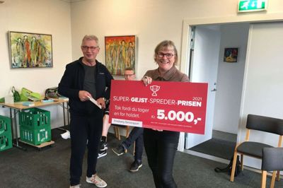 En halv time før Snejbjerg Seniorsport gik i gang med tirsdagsgymnastikken forleden, blev der holdt ekstra formiddagshygge i anledning af, at foreningens formand, Erling Heller, skulle overrække et gavekort på 5000 kroner til lederen af Julemærkehjemmet i Hobro, Lene Gamrath. Foto: Privatfoto