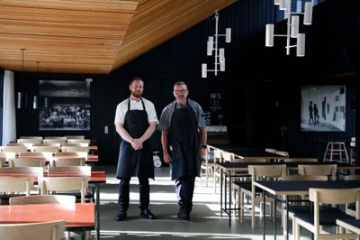 Højhuset Herning åbnede køkkenet 1. december sidste år. Søren Pedersen (tv.) er stedets økologiske landmand og Dannie Andersen er køkkenchef.