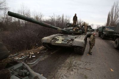Rusland indledte natten til torsdag en invasion af Ukraine, hvilket har betydet angreb over hele Ukraine. Her ses ukrainsk millitær på vej til fronten i det østlige Ukraine. FOTO: Ritzau Scanpix