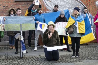 Med den blå hue er det Marta Shavdchak Andersen, der selv holdt en tale under fredagens demonstration. Foto: Tom Laursen