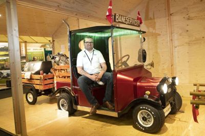 Klaus Knoblauch har omdannet en gammel og smadret golfbil til dette pragtværk, der sikkert nok skal tiltrække sig lidt opmærksomhed på ferie-messen. Foto: Tom Laursen
