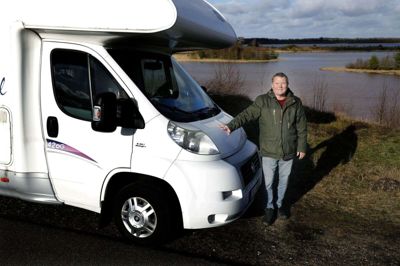 Det var en gammel drøm, der gik i opfyldelse, da Per Thorsteinsson i efteråret købte en autocamper. Foreløbig har den mest holdt i indkørslen i Kølkær, men om en måneds tid kører han til Italien - både for at opleve og for at få ro til at skrive sine erindringer, der »nok bliver 20 procent fiktion«, som han finurligt konstaterer. Foto: Henrik Ole Jensen