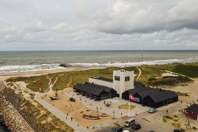Det spændende Strandingsmuseum St. George fortæller om dramatiske strandinger ved den jyske vestkyst og hvordan kystbefolkningen har håndteret disse voldsomme begivenheder.