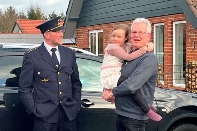 Alberte Lynggaard Kjær vidste godt, hvad der skulle ske, men morfar, Leif Kjær Jensen, blev overrasket, da han blev hentet for fuld udrykning. Foto: Henrik Lind Jørgensen