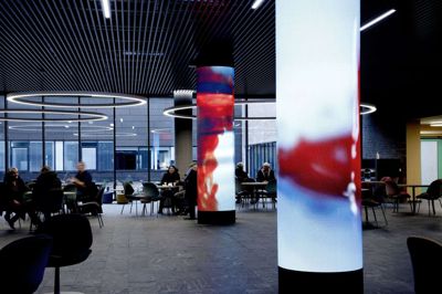 På Gødstrup-hospitalet er kunsten tænkt ind som en helende faktor. Hospitalet har sin egen kunststrategi, hvor grundvisionen er at sikre patienternes, de pårørendes og medarbejdernes trivsel gennem helende arkitektur. Foto: Henrik Ole Jensen