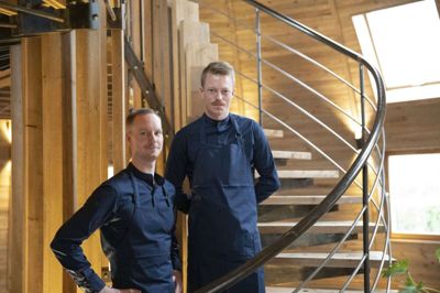 Køkkenchef Jens Vincent (t.v.) og restaurantchef Joakim Thomassen åbner Restaurant Domæne igen på torsdag - nu med en Michelin-stjerne i forklædet. Foto: PR-foto