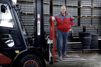 Da Vagn Sandgaard i 1967 blev ansat hos Sunds Cementvare- og Ventilationsfabrik, foregik en stor del af arbejdet med muskelkraft. I dag, hvor den 75-årige maskinoperatør stadig er ansat i det, der nu hedder IBF, er der god hjælp af mekanikken - blandt andet trucken. Foto: Henrik Ole JEnsen