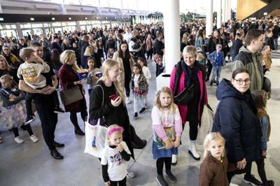 Det væltede lørdag eftermiddag ind med festglade børn og deres forældre til aftenens mgp-show i Boxen. Foto: Tom Laursen