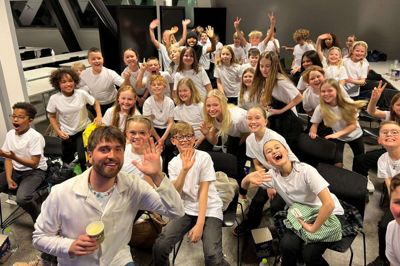 Der var højt humør, da fjerdeklasseselever fra Herningsholmskolen mødte - og sang med - Malte Ebert til aftenens mgp-show. Foto: Privatfoto