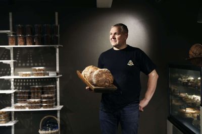 Henrik Laursen, indehaver af Bager-Riget på Gl. Landevej, begynder arbejdet ved 2-3-tiden om natten og arbejder indtil middagstid. Så sover han om eftermiddagen. Sådan har det stort set været altid, fortæller han. Foto: Malene Tswai