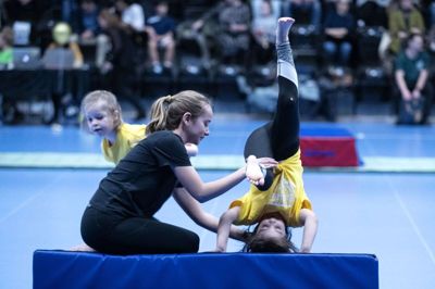 På overfalden er der atter glade dage efter coronanedlukning i Sportscenter Herning som her ved DGI Midtjyllands forårsopvisning forleden. Bag kulisserne er en magtkamp mellem sportscentrets bestyrelse og nogen af de faste klubber efter den pludselige fyring af mangeårig centerchef Kai Lodahl. Foto: Tom Laursen
