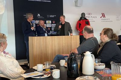 Journalist Dan Sørensen (t.v.) var moderator, da Bravo Tours-direktør Peder Hornshøj og håndboldherrernes landstræner, Nikolaj Jakobsen, på feriemessen fortalte om ferievaner, rejsenyheder og Hornshøjs mulige landsholds-debut. Foto: PR-foto