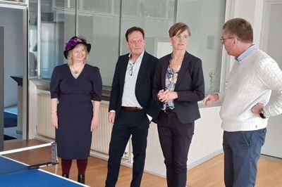 Marianne Lund Skytte Mathiasen (t.v.) havde inviteret borgmester Dorte West (V) og kommunaldirektør Erik Hattens på besøg i Minihøjskolen for at de kunne opleve en morgensamling på daghøjskolen for psykisk sårbare. Til højre er det Minihøjskolens forstander, Jonny Wistisen. Foto: Jesper Wind