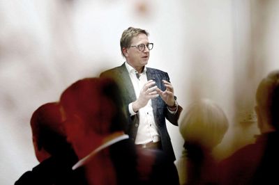 Armbevægelserne var store og tonen agiterende, da Asger Christensen (V) fra Europaparlamentet mandag aften slog et slag for, at man i Venstre generelt burde gå ind for a-kraft som fremtidens vedvarende energikilde. Et forslag han stemmer »ja« til i Europaparlamentet i nær fremtid på Venstres vegne. Foto: Henrik Ole Jensen