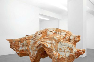 Heart har lavet en flot udstilling med Tony Craggs skulpturer, mener anmelderen. Foto: Pr-foto