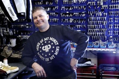 Corona og helbred slog Jack Madsen ud af kurs. Han var selvlært skomager gennem 25 år og havde i Søndergade bygget en butik op, hvor han med sit håndværk kunne løse mange problemer. Foto: Henrik Ole Jensen
