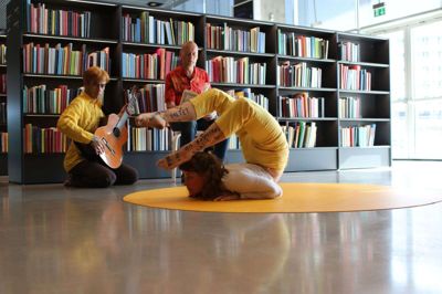 Hverken teater, musik eller dans - det er det hele på én gang. Folkebladets anmelder giver tre stjerner til bibliotekets »poetiske åndehul«. Foto: Pr-foto