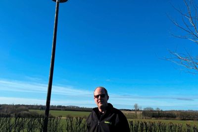 Erik Kongsgaard kan måske blive »vært« for en storkefamilie sammen med hustruen Dorte. I hans skel ind til haven på Møllevangen i Sørvad står den ene rede. Redepladsen er i 10 meters højde. Foto: Henrik Lind Jørgensen