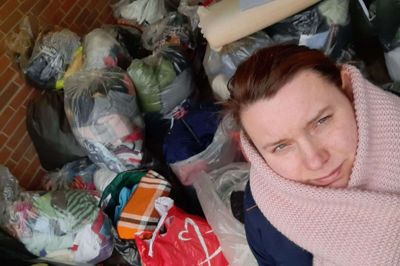 Justyna Terlecka har modtaget så mange ting til at hjælpe i Ukraine, at det har været nødvendigt at tage et værelse i huset i brug udover carporten. Tingene køres af en, hun kender, til den lille by Medyka i den sydøstlige del af Polen på grænsen til Ukraine på fredag. Foto: Privatfoto