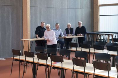 Dans, hygge og socialt samvær er konceptet for Musik Bandens nye bud på en fest, »Fredags Fest« i Sportscenter Herning otte fredage om året, første gang 11. marts - anden gang 8. april. Fra venstre er det Jesper Petersen, Jytte Storm, Vagn Frederiksen, Jørgen Kolze og Erhardt Godsk. På scenen kan de kendes på, at de spiller på henholdsvis trommer, keyboard, rytmeguitar, bas og harmonika. Normalt er de seks i Musik Banden, men Polle Krogh, som spiller leadguitar var ikke med denne dag. Fire af musikerne synger også. Foto: Malene Tswai