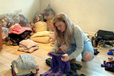 Der er rigeligt at se til hjemme hos Christina Nørkjær Hansen i Tjørring, efter donationer med soveposer, sko og tøj vælter ind. - Jeg har selv sat det i gang, så nu er jeg også nødt til at følge det til ende, siger hun. Foto: Mathilde Bach Callesen