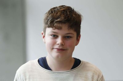 Sam Albin Jensen, 14 år, Blåhøj:
- Det er megahyggeligt. Så er der et nyt emne at snakke om i klassen. Det var den helt rigtige sang, der vandt. Det siger jeg, ikke kun fordi Emma går i vores klasse, men fordi det rent teknisk var den bedste sang, og fordi sangen har et godt budskab.
Foto: Malene Tswai
