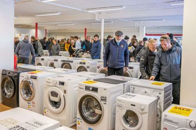 Lang kø. Det var, hvad bilister gennem Spjald tidligere på året kunne opleve på Hovedgaden i Spjald. Køen var til pop op-udsalg hos Ramsing Shoppingcenter. Strømpriserne har betydet, at salget af tørretumblere er styrtdykket. Både på landsplan og i Spjald. Foto: Hans Erik Palmelund