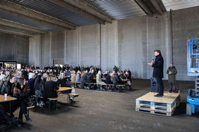 DK Companys koncerndirektør, Jens Poulsen, tager ordet til rejsegildet. Ansatte, samarbejdspartnere og venner af huset var torsdag mødt op for at fejre dagen med ham. Foto: Tom Laursen